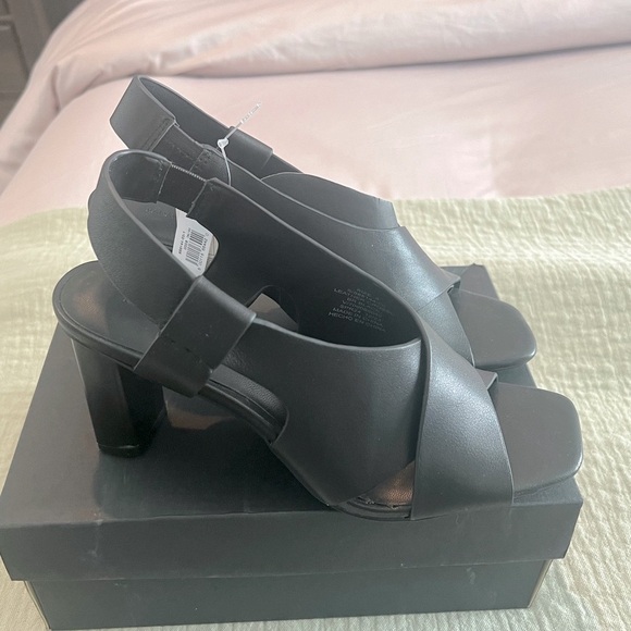 LEATHER CROSSOVER HEELED SANDAL - Picture 2 of 4